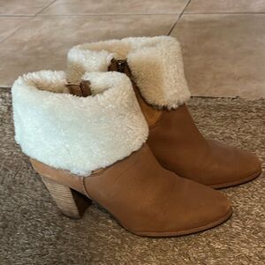 Women's Tan Ugg Ankle Boots with Shearling Lining